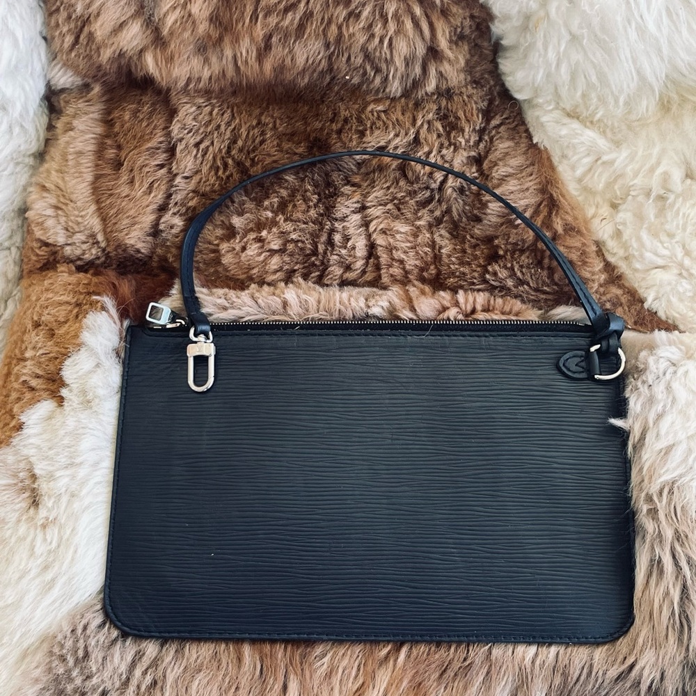 🖤 Louis Vuitton Black Pochette